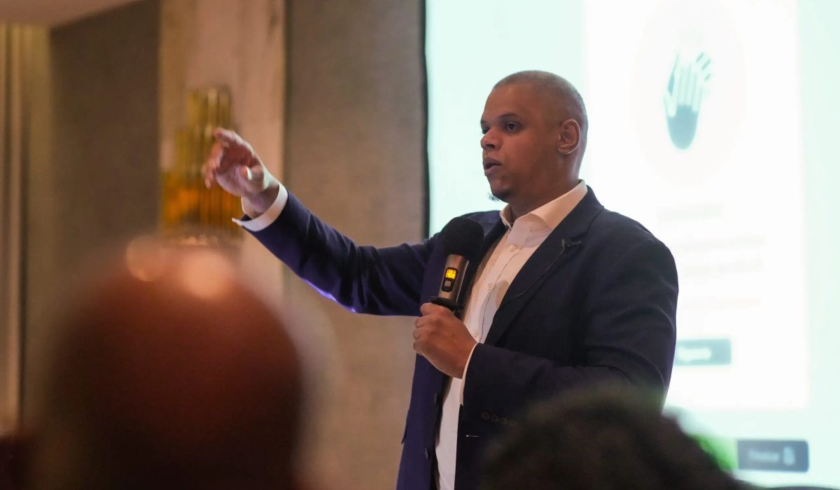 Mayvel García, fundador de Visame, durante la presentación oficial de la nueva plataforma digital de servicios de inmigración, visame.us, en un evento en Santo Domingo, Distrito Nacional.
